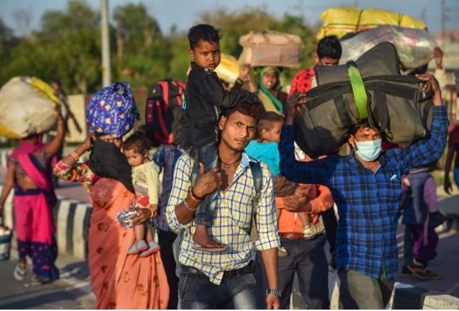 लॉकडाउन के दौरान फंसे लोगों को गृह मंत्रालय ने शर्तों के साथ दी घर जाने की अनुमति